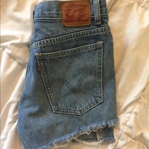 LEVI’S HIGH WAISTED DENIM CUTOFF SHORT